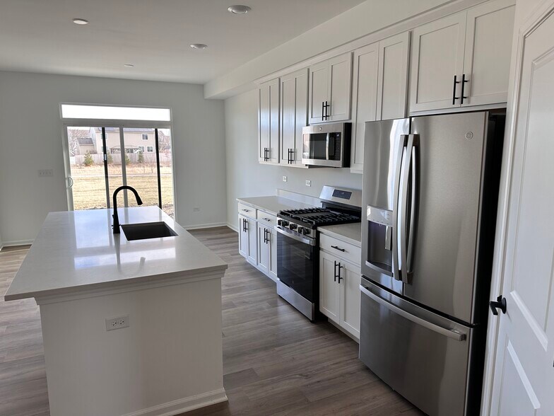 Building Photo - 14353 S Charlton Pl