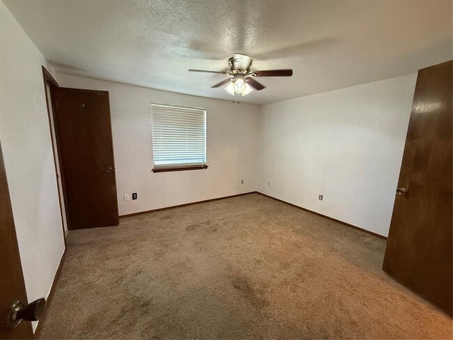 Building Photo - 1071 Raintree Mansion