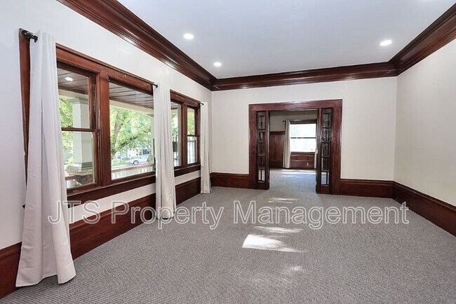 Building Photo - 1015 27th St