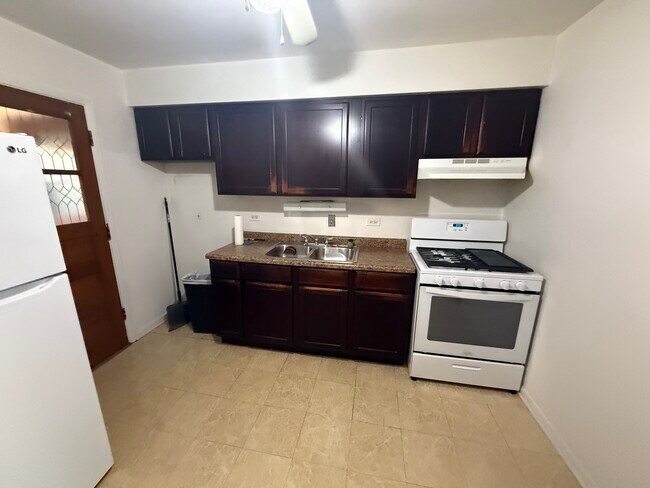 Building Photo - 9575 Maple Dr