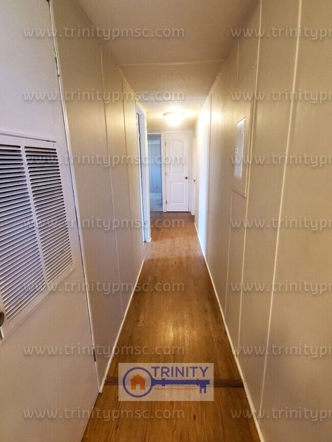 Building Photo - HUGE LOT! Pets welcome!