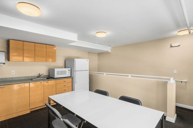 Building Photo - Beautiful condo w/garage space in desirable Belltown! Available 6/10/2026!