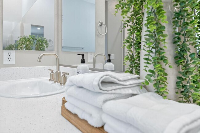 Building Photo - 1024 Saker Falcon Dr