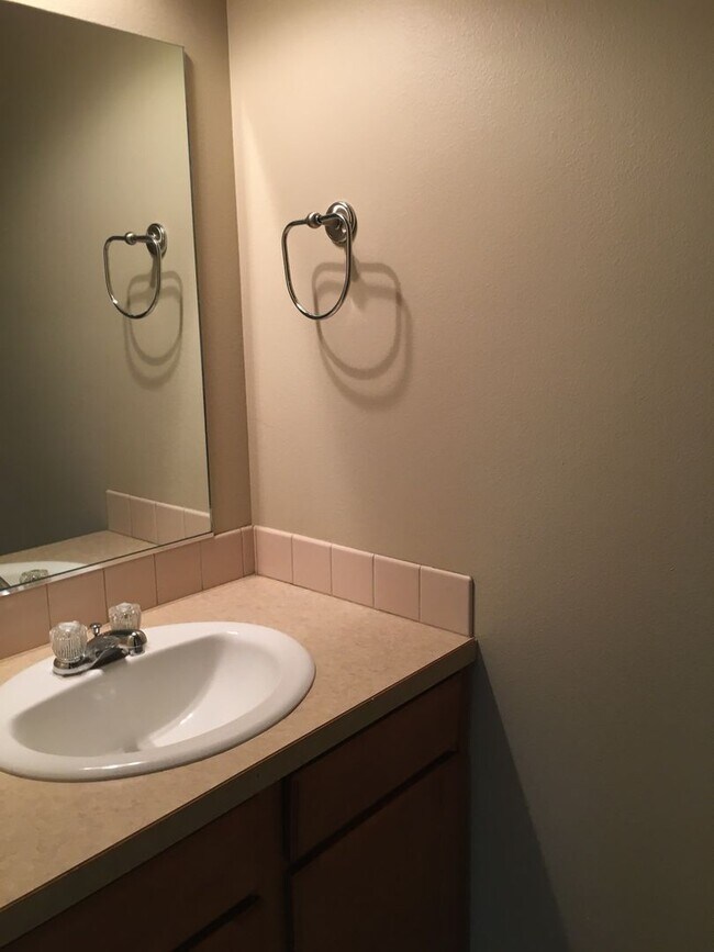 Building Photo - 3 Bedroom Duplex in SW Redmond