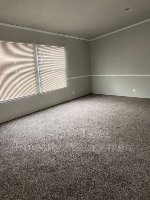 Building Photo - 404 E Westhill Dr
