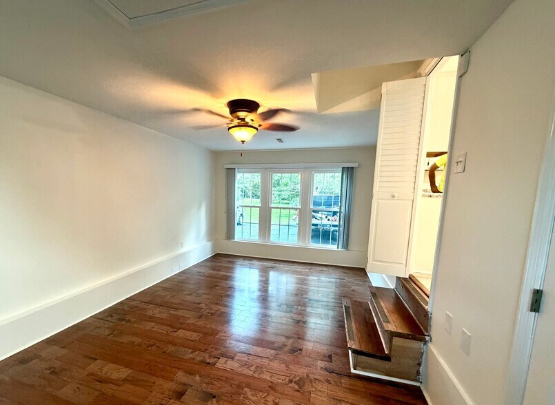Building Photo - 302 Rolling Acres Dr