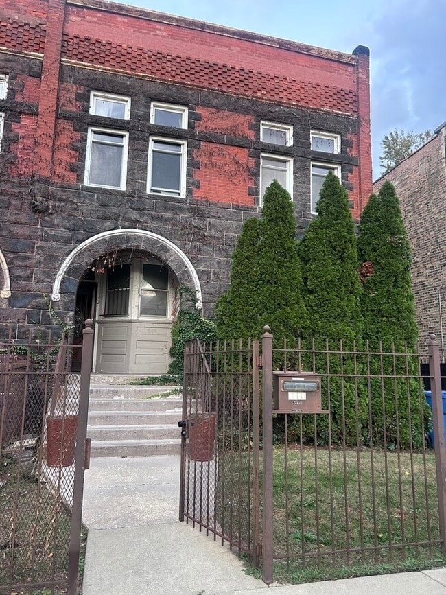 Primary Photo - 4531 S Oakenwald Ave