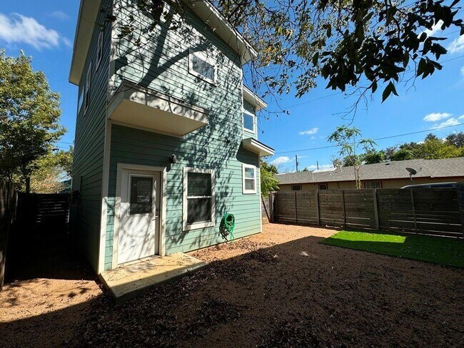 Building Photo - 6201 Felix Ave