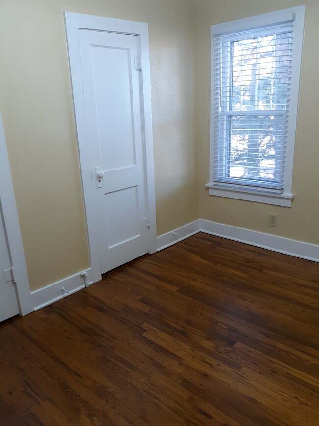 Building Photo - 520 W Addie St