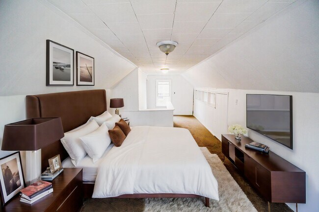 Building Photo - 3 Bedroom Bungalow - West Side