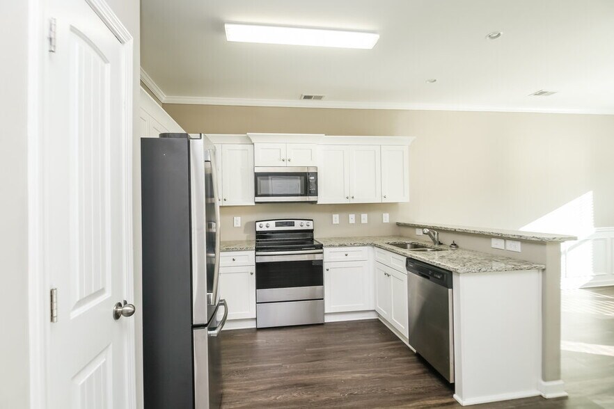 Building Photo - 707 Fieldcrest Dr