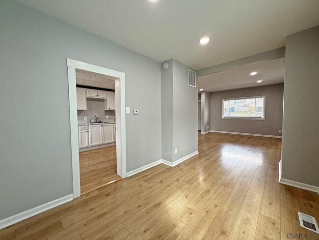 Building Photo - 512 Graham Ave