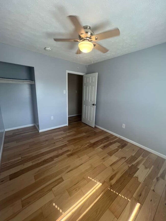 Building Photo - Lake Grove