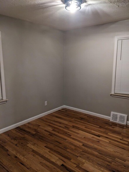 Building Photo - 1261 E Chesterfield St