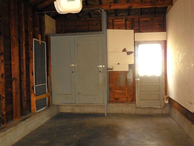 Building Photo - 2 Bedroom Home in Edwardsville!  Great Woo...