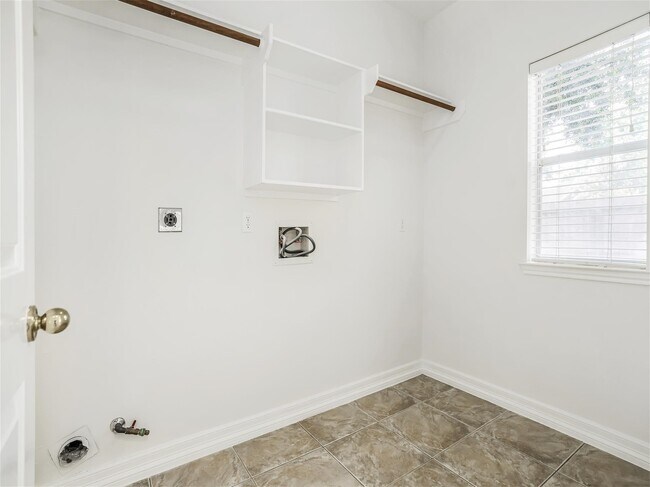 Building Photo - 1827 Senca Springs Ct