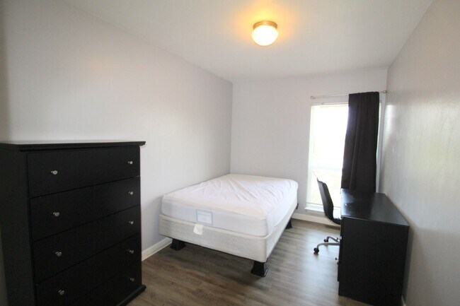 Building Photo - 1458 Bradley Dr