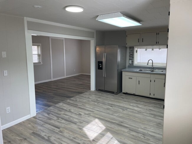 Building Photo - 1 Bedroom 1 Bath Home Located in Johnson City, TN