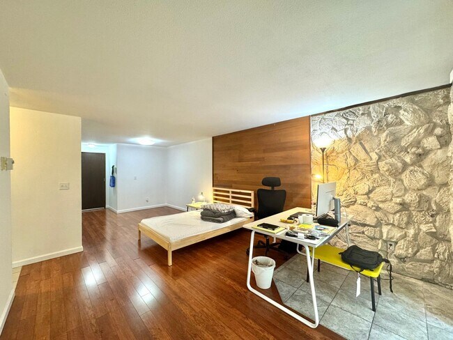 Building Photo - Beautiful Ground-Floor Condo Near Microsoft