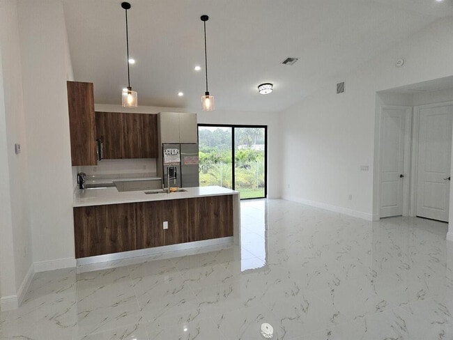 Building Photo - 6490 W Park Ln