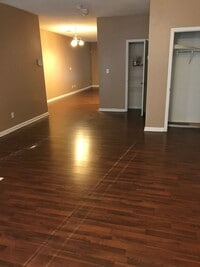 Building Photo - Move in Special $1000 plus Security Deposit