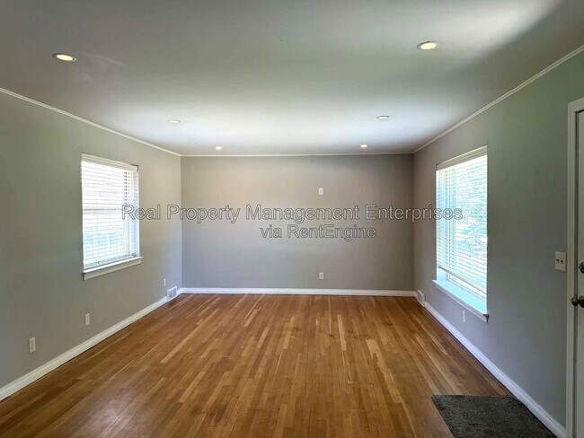 Building Photo - 2301 N Warren Ave