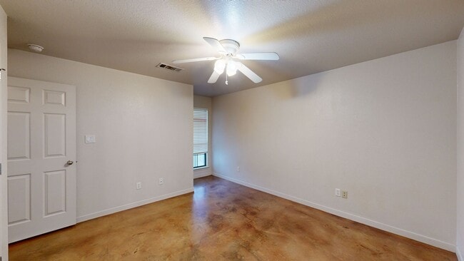 Building Photo - 3 BEDROOM, 2 BATH, 2 CAR GARAGE DUPLEX!!!