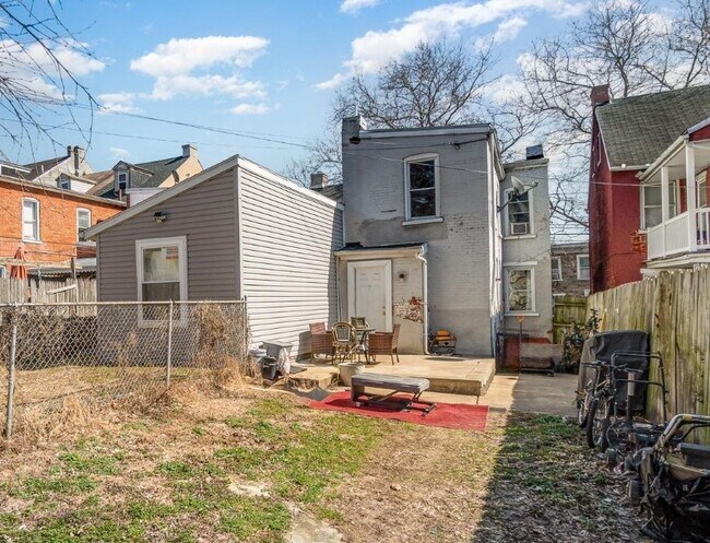Building Photo - 529 Manor St