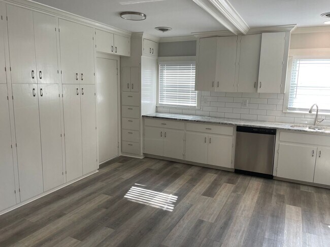Building Photo - Remodeled Broadmoor Beauty