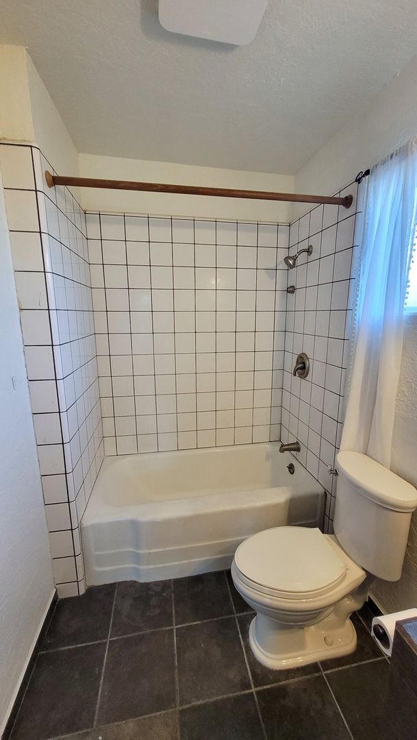 Building Photo - 3 Bed 2 Bath House With Spacious Family Ro...
