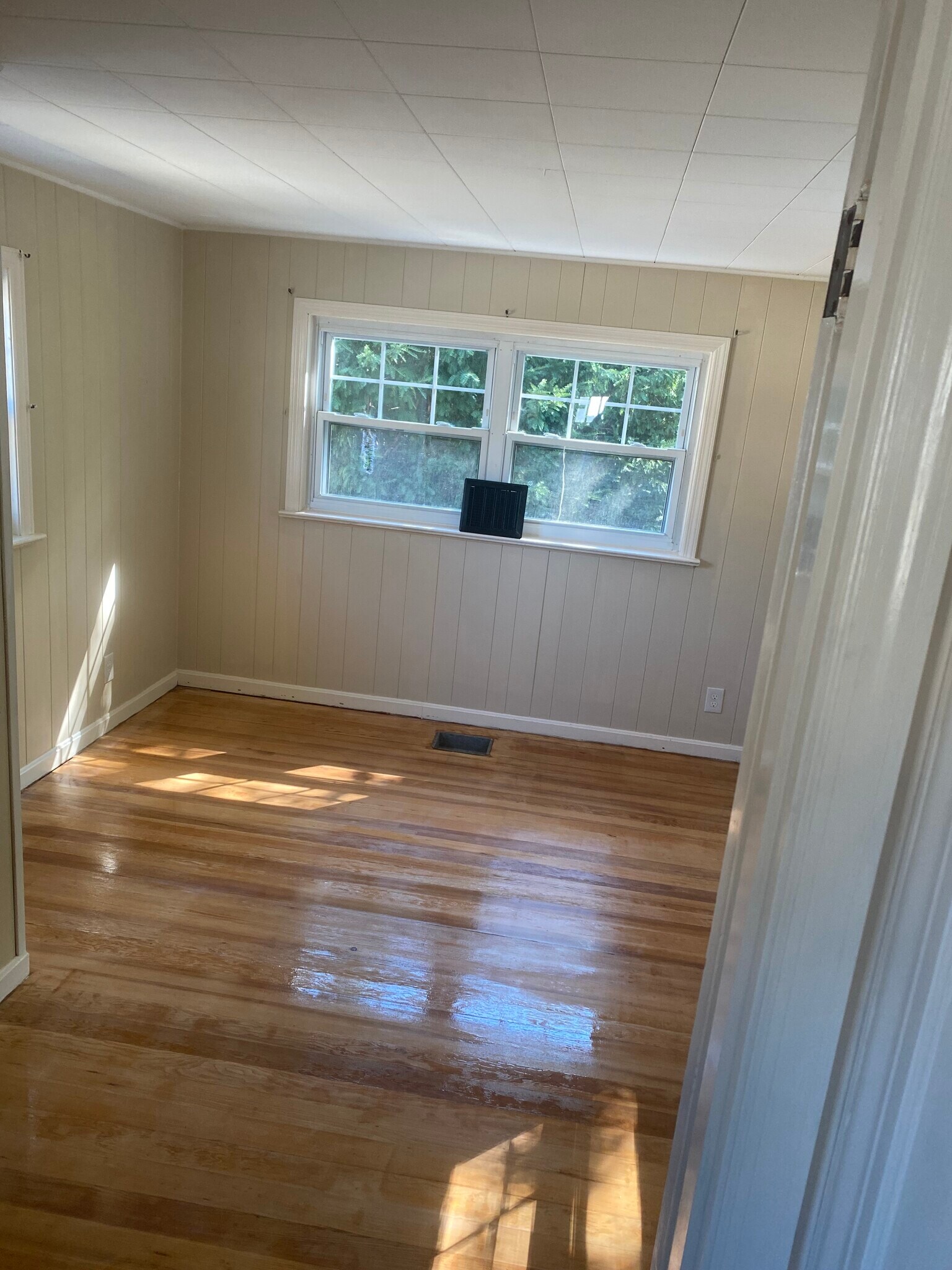 Building Photo - 5256 Warren Ave