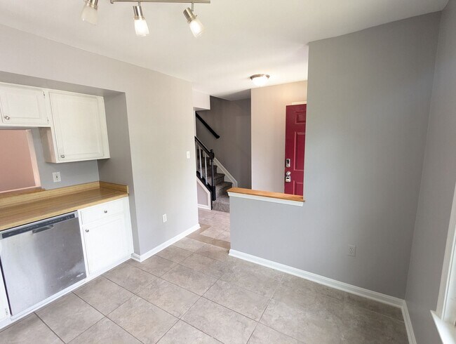 Building Photo - Beautifully maintained townhouse in Tuscar...