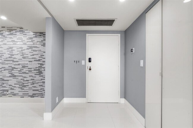 Building Photo - 2500 Parkview Dr