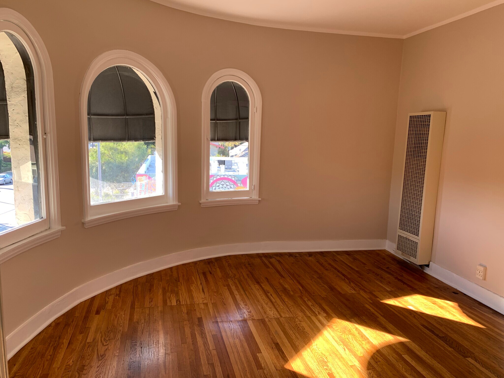 Old Hollywood one bedroom - 1759 Hillhurst Ave