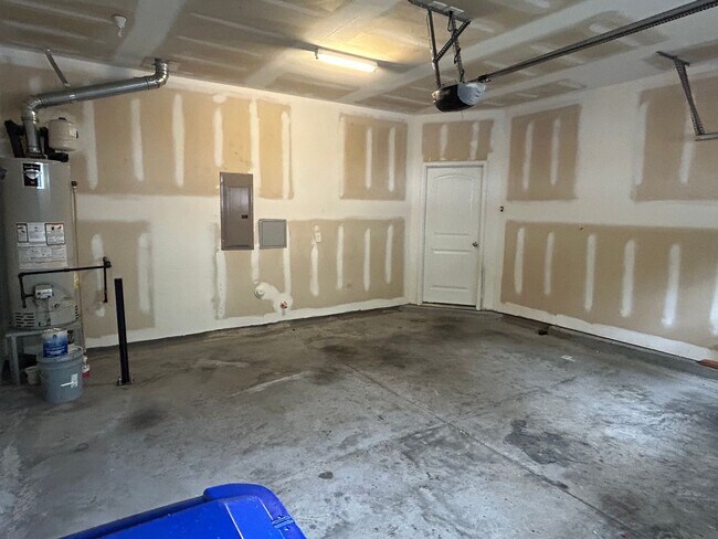 Building Photo - End Unit 3 Bed | 2.5 Bath Townhouse in Cha...
