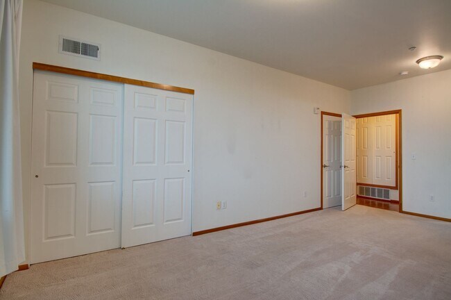 Building Photo - Spacious 2 Bed 2 Bath Condo with Private Balcony