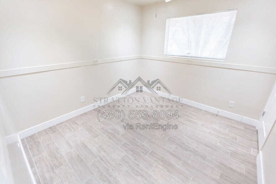 Building Photo - 2533 E Blanche Dr