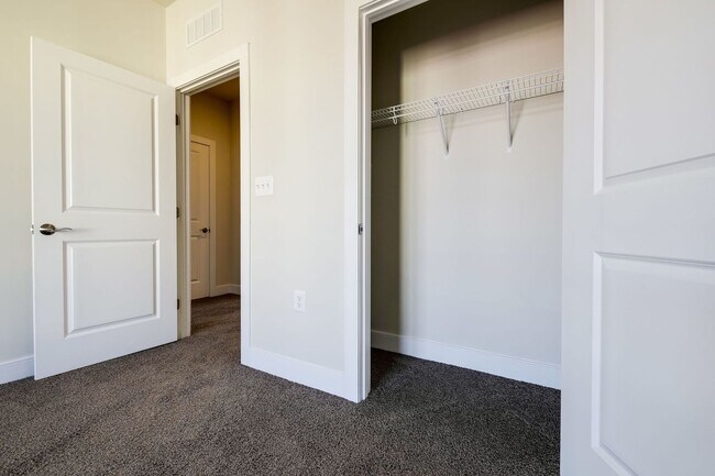 Building Photo - Updated 3br/2.5ba Condo Townhome Alexandria Walk to Metro