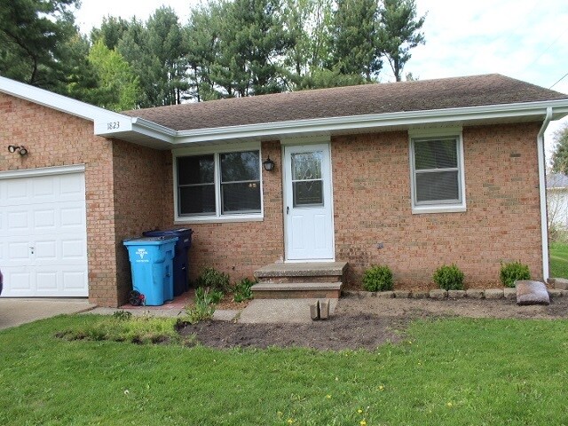 Building Photo - 1823 Russell Rd