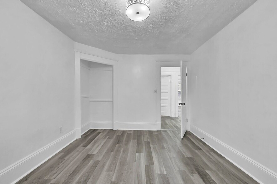 Building Photo - 1423 E 111th St