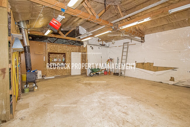 Building Photo - 2409 E Queen Ave