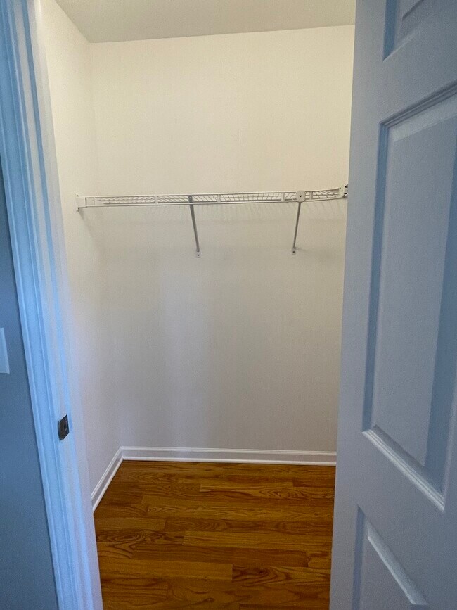 Building Photo - 7415 N Wolcott Ave