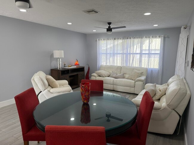 Building Photo - 1392 Riverside Cir