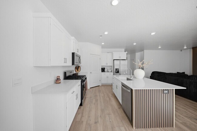Building Photo - Extra Space, Extra Comfort! 5 Bedroom Home With Bonus Den in Long Valley!