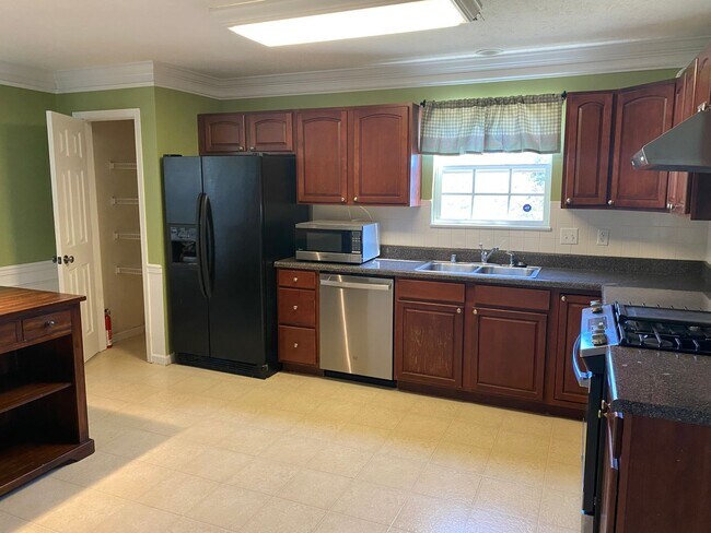 Building Photo - Knoxville 37931 - 4 bedroom, 2.5 bath home - Contact Susan Calabrese (865) 591-9204