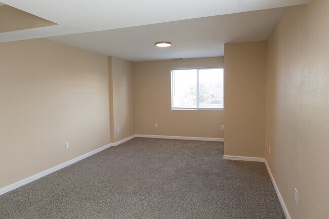 Building Photo - 8179 Meadowcrest Dr