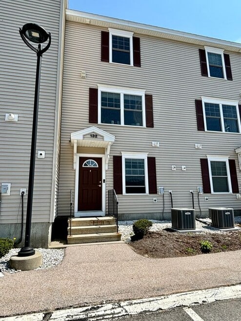 Building Photo - 132 Karatzas Ave