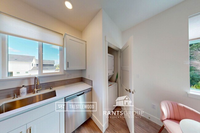 Building Photo - Fully Furnished, Modern 1 Bed Corporate un...