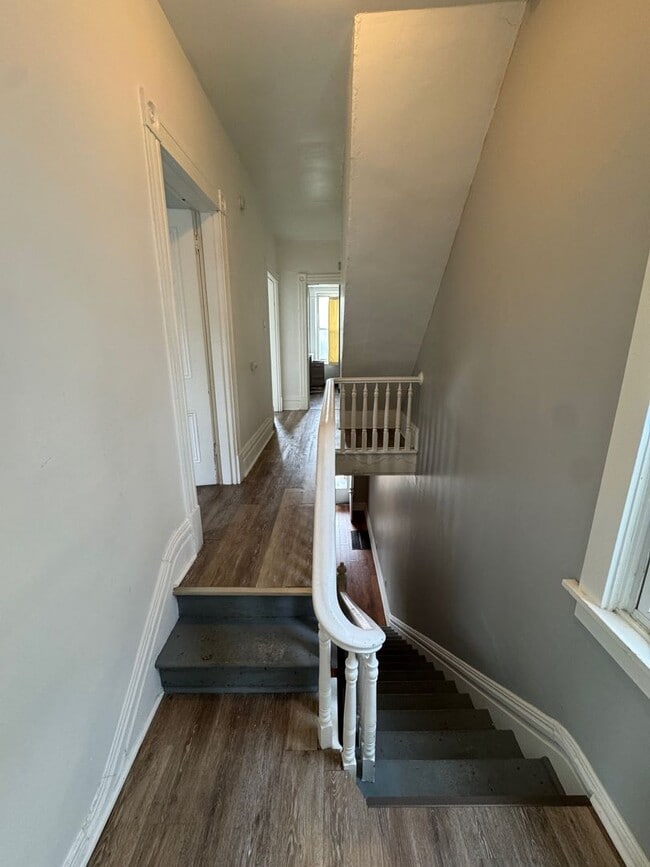 Building Photo - 3 Bedroom 1 Bath Minutes Away from the City!