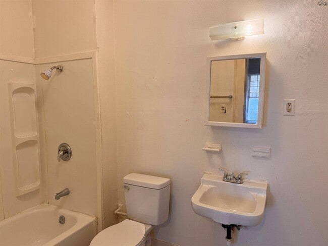 Building Photo - 1818 Collins Ave